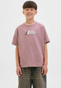 Rosa Baumwoll-T-Shirt mit Rundhalsausschnitt und kurzen Ärmeln, auf der Vorderseite mit einem grafischen Logo-Design in Schwarz und Weiß.