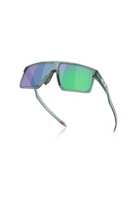 Lunettes de soleil de forme rectangulaire, avec une monture grise translucide et des verres dégradés de couleurs verte et violette. Branches texturées avec un logo.