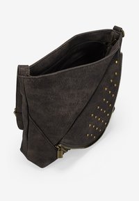 Bolso de imitación de cuero gris con un diseño holgado, con acentos de tachuelas doradas y cierre de cremallera. El interior está forrado, es abierto y espacioso.