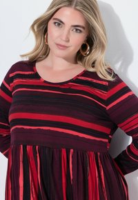 Langärmliges Kleid mit Rundhalsausschnitt, horizontalen Streifen in Rot- und Schwarztönen und einem gerafften Rock für einen entspannten Sitz.