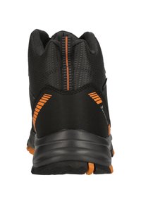 Chaussure de sport noire avec des accents orange, supérieure en maille texturée, col rembourré et semelle robuste. Présente des rayures latérales audacieuses pour un détail de design.