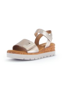 Metallisch goldene Sandale mit einem breiteren Riemen, der eine dekorative Akzentuierung aufweist, Kork-Wedge-Sohle und einer weißen Gummibasis. Zwei verstellbare Riemen.
