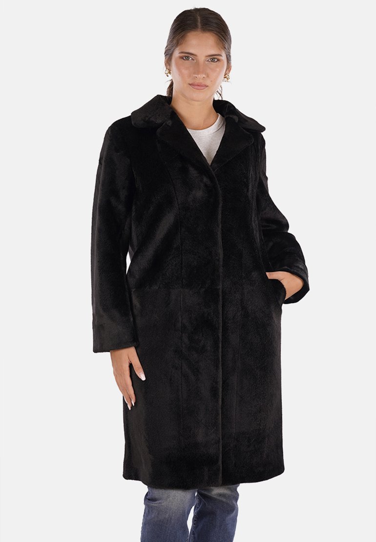 Cappotto in pelliccia sintetica nera con colletto a scollo a V, maniche lunghe e tasche laterali; texture liscia con una silhouette dritta e slanciata.