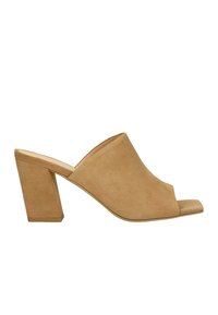Mules ouverts en suède beige avec un large devant, une coupe angulaire et un talon bloc. Présentent une texture lisse et une silhouette contemporaine.