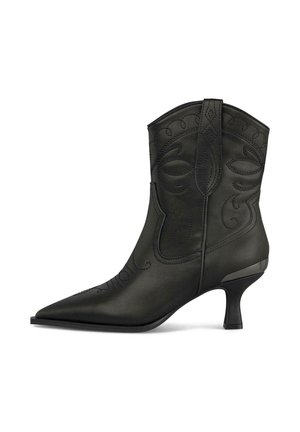 Botín negro de cuero estilo occidental, con punta afilada, costuras decorativas y un tacón corto y curvado. Textura suave y detalles de diseño distintivos.