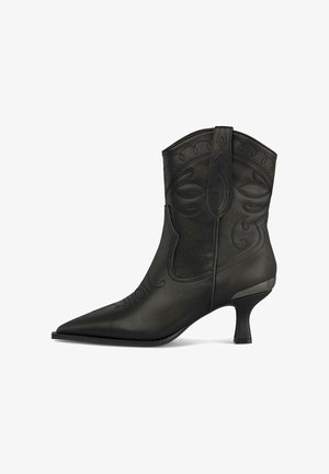 Schwarze Leder-Stiefelette im Western-Stil mit spitzem Zeh, dekorativer Naht und einem kurzen, geschwungenen Absatz. Glatte Textur und ausgeprägte Designdetails.