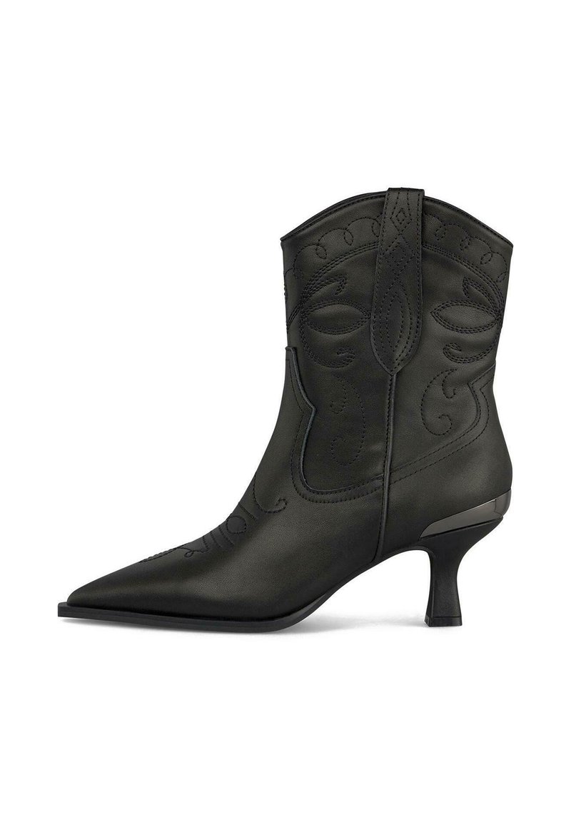 Botín negro de cuero estilo occidental, con punta afilada, costuras decorativas y un tacón corto y curvado. Textura suave y detalles de diseño distintivos.