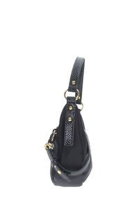 Borsa nera con un manico in pelle textured, dettagli in hardware dorato e una forma morbida e arrotondata. Corpo in tessuto liscio con una leggera lucentezza.