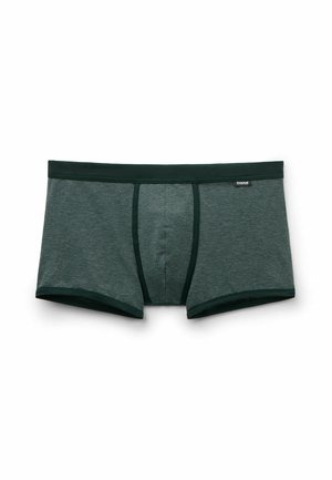 Tmavě zelené pánské boxerky s horizontálním pruhovaným vzorem, které mají těsný střih, elastický pas a design dosahující do středu stehna.