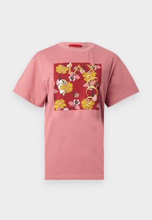 Rosa bomull T-skjorte med et rødt firkanthmotiv med gule blomster mønster og "MAX&Co." tekst, korte ermer og rund hals.