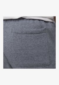 Szare dresowe spodnie z tylną kieszenią, wykonane z miękkiego materiału o gładkiej fakturze i elastycznym pasku w talii.