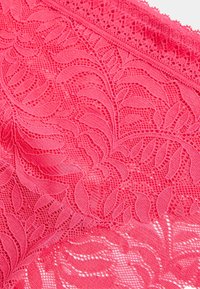 Rosa Spitzenstoff mit floralem Muster, eingebettet in feine Details und einer strukturierten Oberfläche. Weiches, elastisches Material ist hervorzuheben.