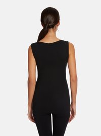 Top senza maniche nero realizzato in tessuto morbido e elastico. Caratterizzato da un collo rotondo e una silhouette aderente, che si estende fino all'anca.
