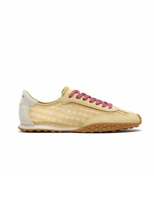 Zapatilla de cuadros vichy amarillo claro con cordones rosas, detalles en ante beige, lengüeta de talón blanca y suela marrón texturizada sobre fondo blanco.