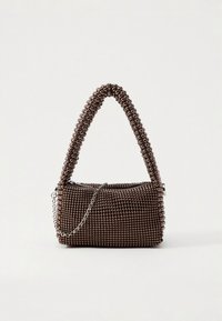 Pruun helmestega käekott, millel on struktureeritud disain, ümar käepide ja hõbedane ketiaksent. Tekstuurne pind ühtlase helmestemustriga.