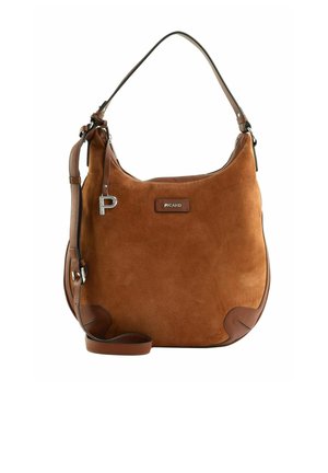 Sac à bandoulière en daim marron avec détails en cuir, bandoulière réglable, breloque métallique "P" et patch logo "Picard" sur le devant.