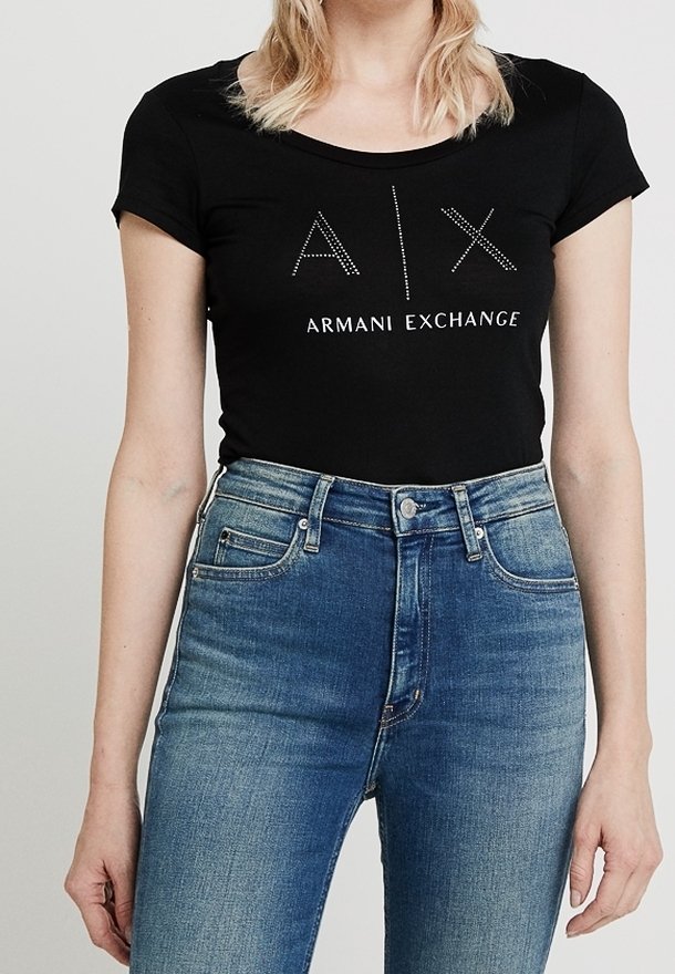 Černé bavlněné tričko s krátkými rukávy a kulatým výstřihem, zdobené kamínkovým logem "A|X ARMANI EXCHANGE". Slučuje se s modrými skinny džíny.