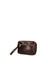 Borsa in pelle marrone dalla forma rettangolare, con una tasca frontale con zip e una tracolla laterale. Texture liscia e zip metallica in evidenza.