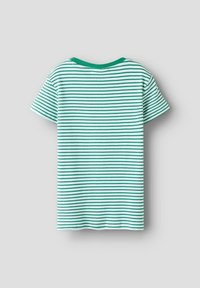 Camiseta de rayas verdes y blancas con mangas cortas, cuello redondo y un corte relajado. La tela tiene una textura suave y un ligero canalé.