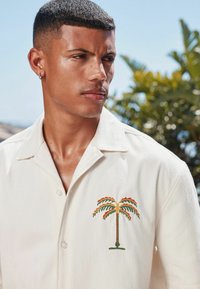 Next REGULAR FIT - PALM EMBROIDERED SHORT SLEEVE - Ing - cream