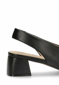 Tacón de slingback negro con punta cuadrada, con un bajo tacón bloque, material de cuero suave y un diseño minimalista.