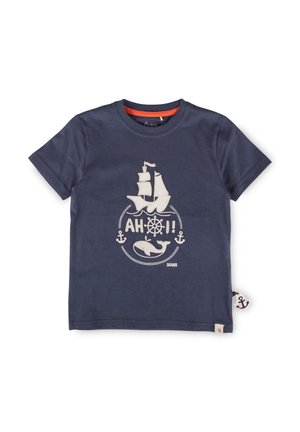 Marineblaue kurzärmelige Bluse mit beigem Segelschiff, Wal, Ankern, Steuerrad und dem Schriftzug „AHOI!“ im nautischen Design vorne.