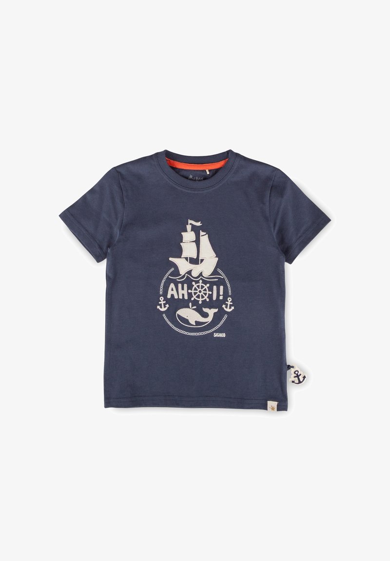 Chemise bleu marine à manches courtes avec un voilier beige, une baleine, des ancres, une roue de bateau et le texte "AHOI !" dans un design nautique à l'avant.