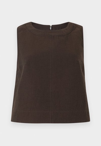 Καφέ αμάνικο τοπ με στρογγυλή λαιμόκοψη και φερμουάρ στην πλάτη. Υφάσμα με υφή και ορατές ραφές κατά μήκος της βάσης και της ραφής.