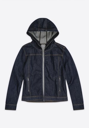 Chaqueta con capucha de mezclilla azul oscuro, con cremallera frontal y dos bolsillos laterales con cremallera, presenta costuras en contraste y mangas largas.