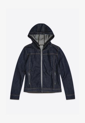 Chaqueta con capucha de mezclilla azul oscuro, con cremallera frontal y dos bolsillos laterales con cremallera, presenta costuras en contraste y mangas largas.