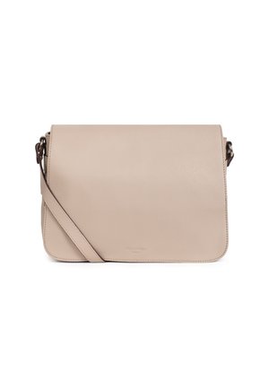 Beige leren crossbody tas met een klep sluiting, verstelbare schouderband en een gegraveerd logo. Glad textuur met minimale hardware en rechte lijnen.