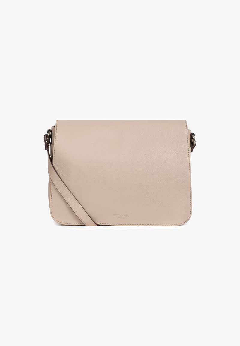 Borsa a tracolla in pelle beige con chiusura a pattina, tracolla regolabile e logo impresso. Texture liscia con hardware minimale e linee pulite.