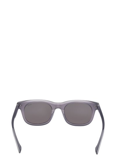 Aurinkolasit, joissa on läpikuultava harmaa kehys, neliönmuotoiset linssit ja tummanharmaat sävytetyt linssit. Metalliset yksityiskohdat saranassa ja tukevat muoviset sankat.