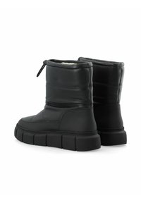 Botas negras de cuero con un diseño acolchado, puntera redondeada y suela de goma gruesa. Cuentan con un cierre de cordón y un forro suave.