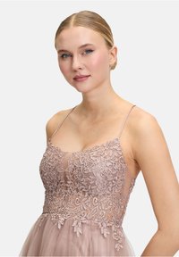 Sukienka z koronkowym gorsetem w odcieniu mauve, delikatnym haftem kwiatowym, regulowanymi ramiączkami oraz zwiewną spódnicą z tiulu.