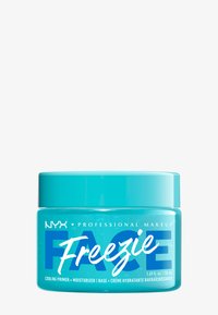 Een aqua-kleurige pot van NYX Freezie cooling primer heeft een teal deksel, gedurfde blauwe letters en een heldere gelachtige textuur. 50 ml capaciteit.