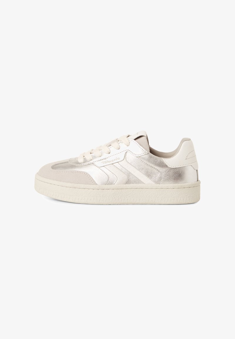 Weiße Ledersneaker mit metallischen Akzenten, strukturiertem Wildleder und Gummisohle. Haben flache Schnürsenkel und eine abgerundete Zehenpartie.