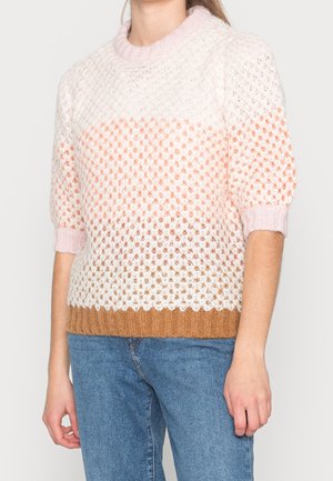 Suéter de punto con un degradado en blanco y melocotón, patrón texturizado, mangas cortas y un dobladillo marrón acanalado con cuello rosa claro.