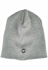 Beanie grigio lavorato a maglia con una parte superiore arrotondata, texture morbida e un patch con logo cucito al centro che presenta un design circolare.
