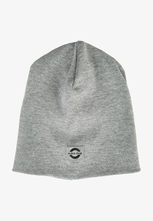 Grau gestrickte Mütze mit abgerundetem Oberteil, weicher Textur und einem aufgenähten Logopatch in der Mitte mit einem kreisförmigen Design.