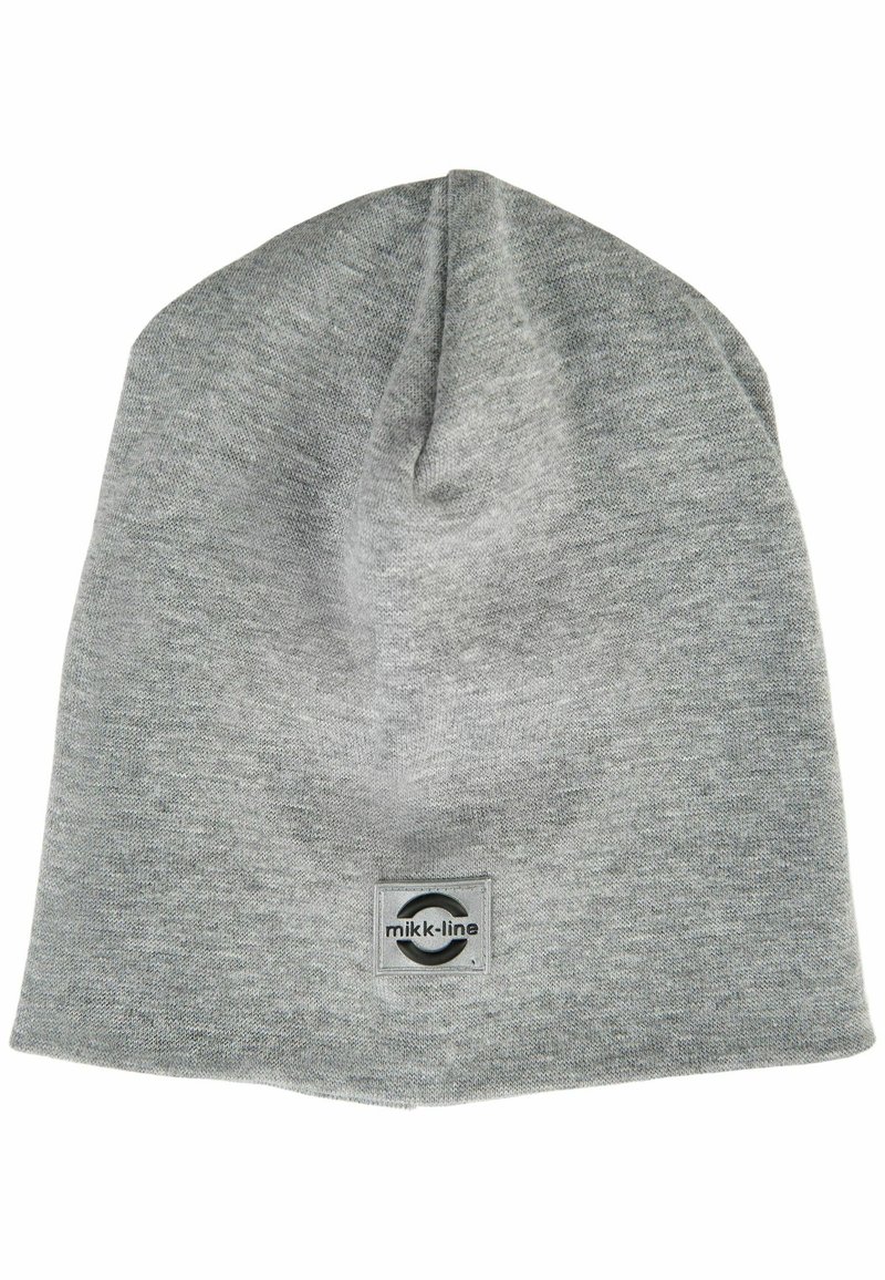 Beanie grigio lavorato a maglia con una parte superiore arrotondata, texture morbida e un patch con logo cucito al centro che presenta un design circolare.