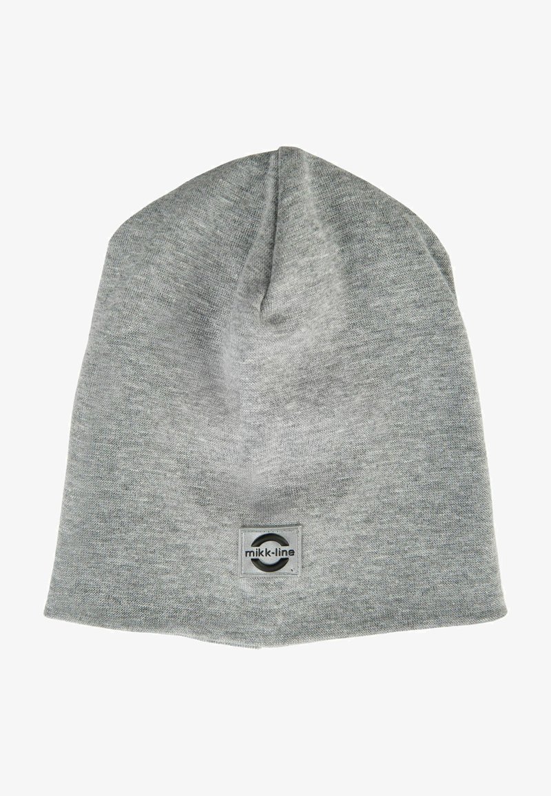 Szary dzianinowy beanie z zaokrąglonym czubkiem, miękką teksturą i naszywaną łatką z logo na środku z okrągłym wzorem.