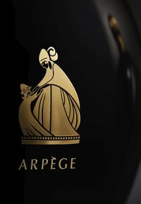 Czarna butelka z wyraźnym złotym logo przedstawiającym postać w długiej sukni sięgającą do małej figury, z napisem "ARPEGE" poniżej.