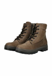 Stivali ankle in suede marrone con lacci davanti, occhielli in argento e suola in gomma nera con un motivo di battistrada testurizzato.