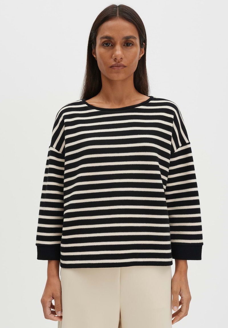 Schwarz-creme gestreifter Strickpullover mit weitem Ausschnitt und dreiviertellangen Ärmeln, ausgestattet mit gerippten Bündchen und einem lockeren Sitz.