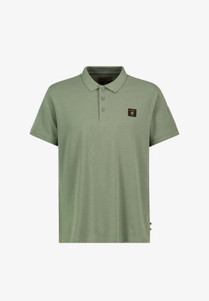 Kurzarm-Polohemd aus weichem olivgrünen Stoff, mit Kragen, drei Knöpfen und einem kleinen schwarzen Logo-Patch auf der Brust.