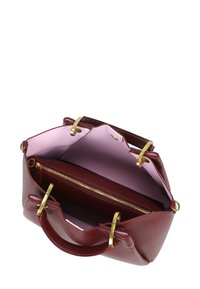 Borsa a mano in pelle bordeaux con un design strutturato, hardware tono oro, una tasca con zip e fodera interna di un rosa chiaro.