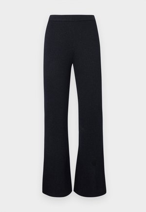 Czarne szerokie spodnie z prążkowanej dzianiny z elastycznym paskiem w talii, ułożone płasko na białym tle.