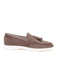 Braune Wildleder-L loafers mit einer weißen Gummisohle, flacher Zehenform und dekorativen Fransen an der Vorderseite. Glatte Textur und elegantes Design.