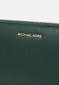 MICHAEL Michael Kors JET SET TRAVEL CONTINENTAL - Denarnica - bosco